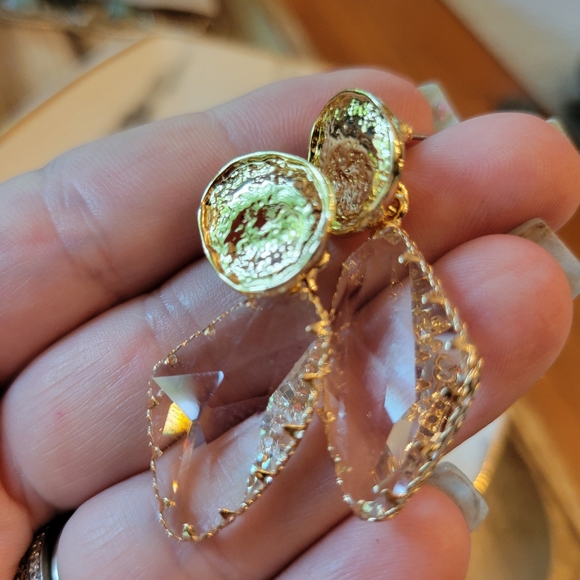 💥LAST ONE💥High Shimmer Faceted Crystal Style Drop Hammered Gold Earrings - Picture 6 of 8